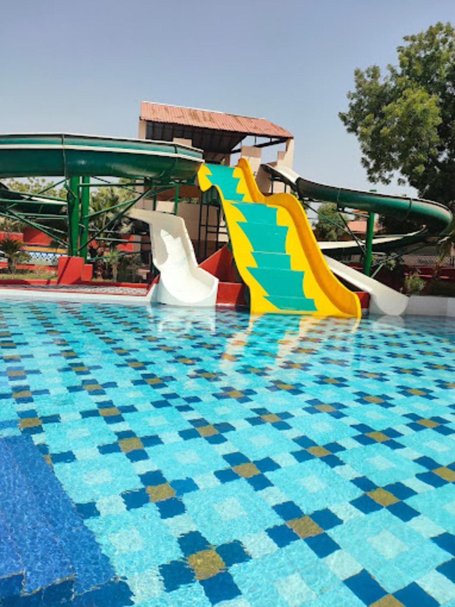 Holiday Resort & Spa A Unit Of S Poddar Group Gāndhīdhām 외부 사진