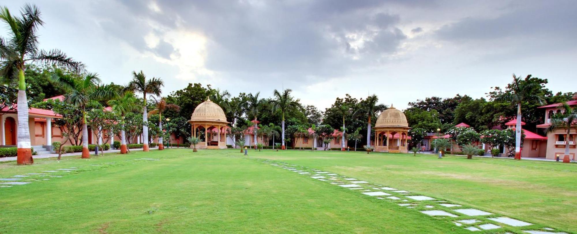Holiday Resort & Spa A Unit Of S Poddar Group Gāndhīdhām 외부 사진
